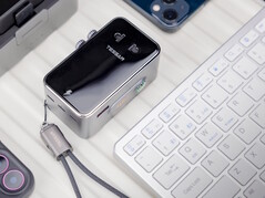 Tessan Aero 70 Akıllı Seyahat Adaptörü, USB-c kablosuna dönüşen bir el kayışına sahiptir.