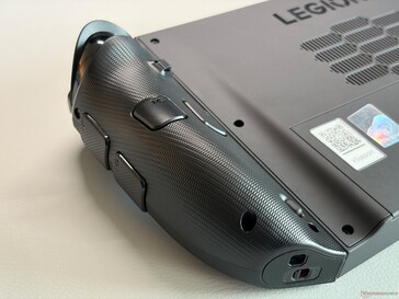 Yan tarafında ek düğmeler bulunan sağ el kumandası.