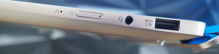Sağ taraf: Güç düğmesi, ses girişi, USB-A 3.2 Gen 1