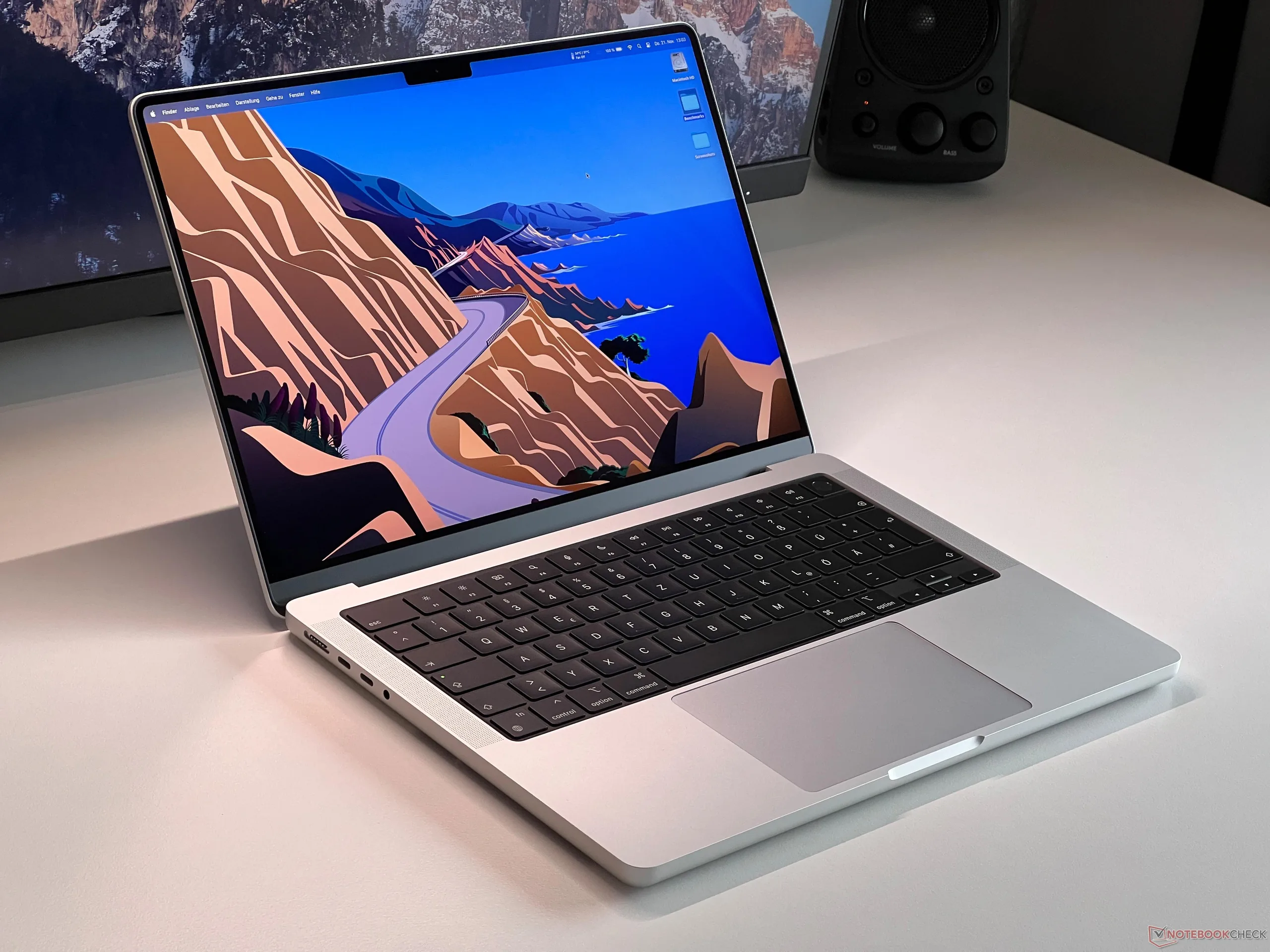 【Apple】MacBook Pro 2024モデル　14インチ IMG_7747-JPG-q82-w2560-h.webp