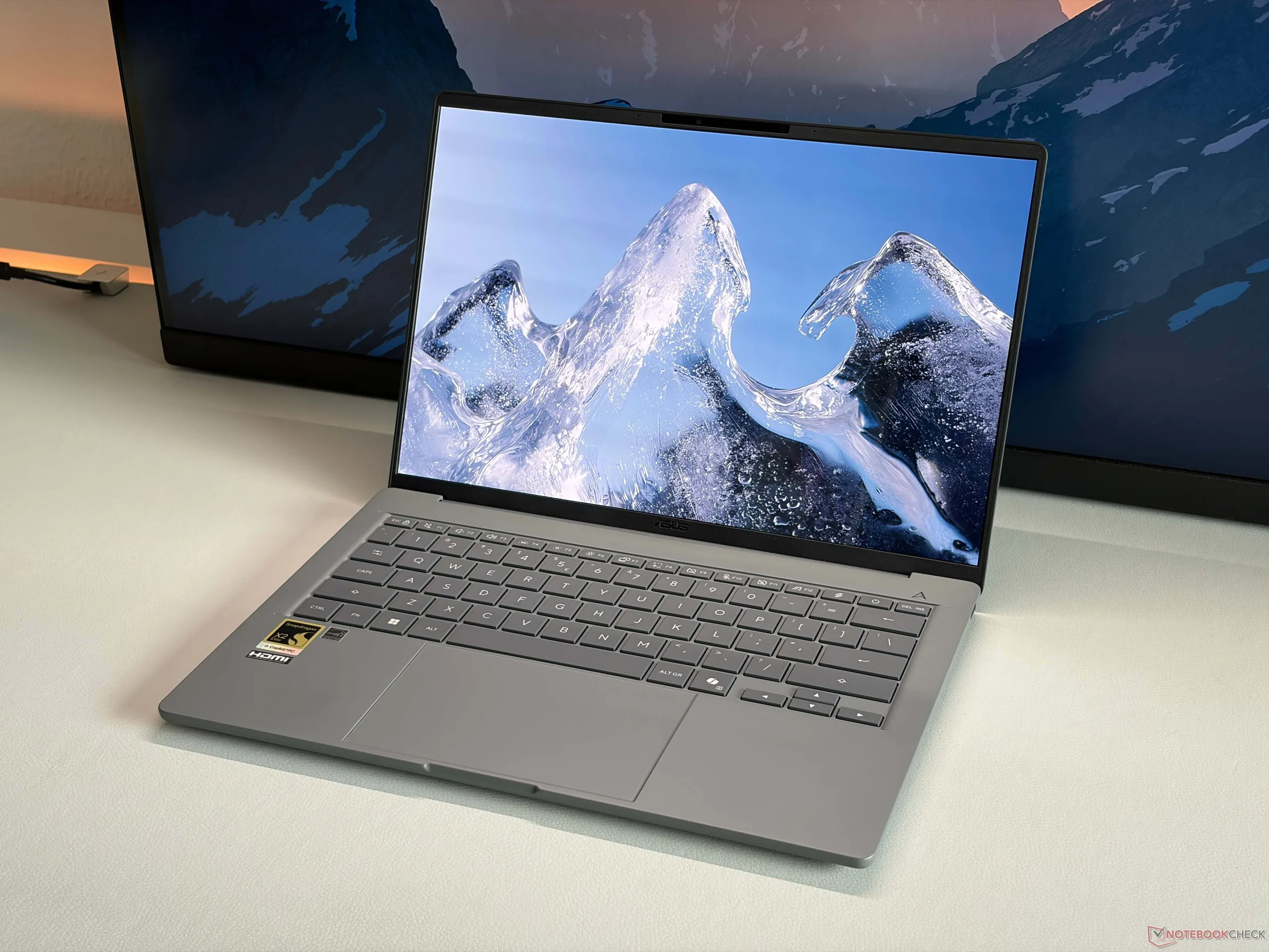 Microsoft'un yeni Surface Laptop 8 modeli çok iyi, ancak en az