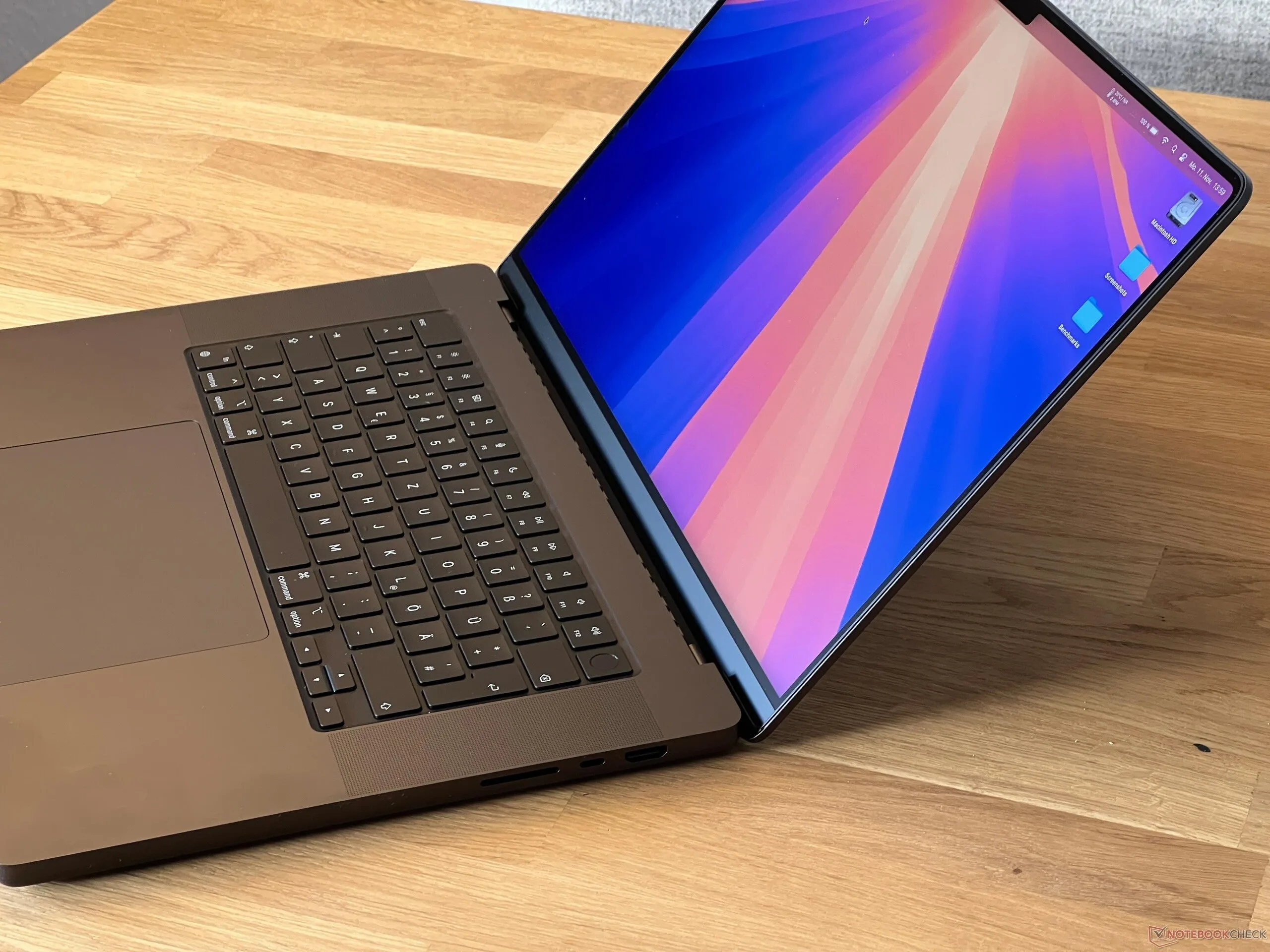 MacBook本体 MacBook Pro OLED MacBook Pro serisinin yenilenmiş kullanıcı arayüzü öğelerine